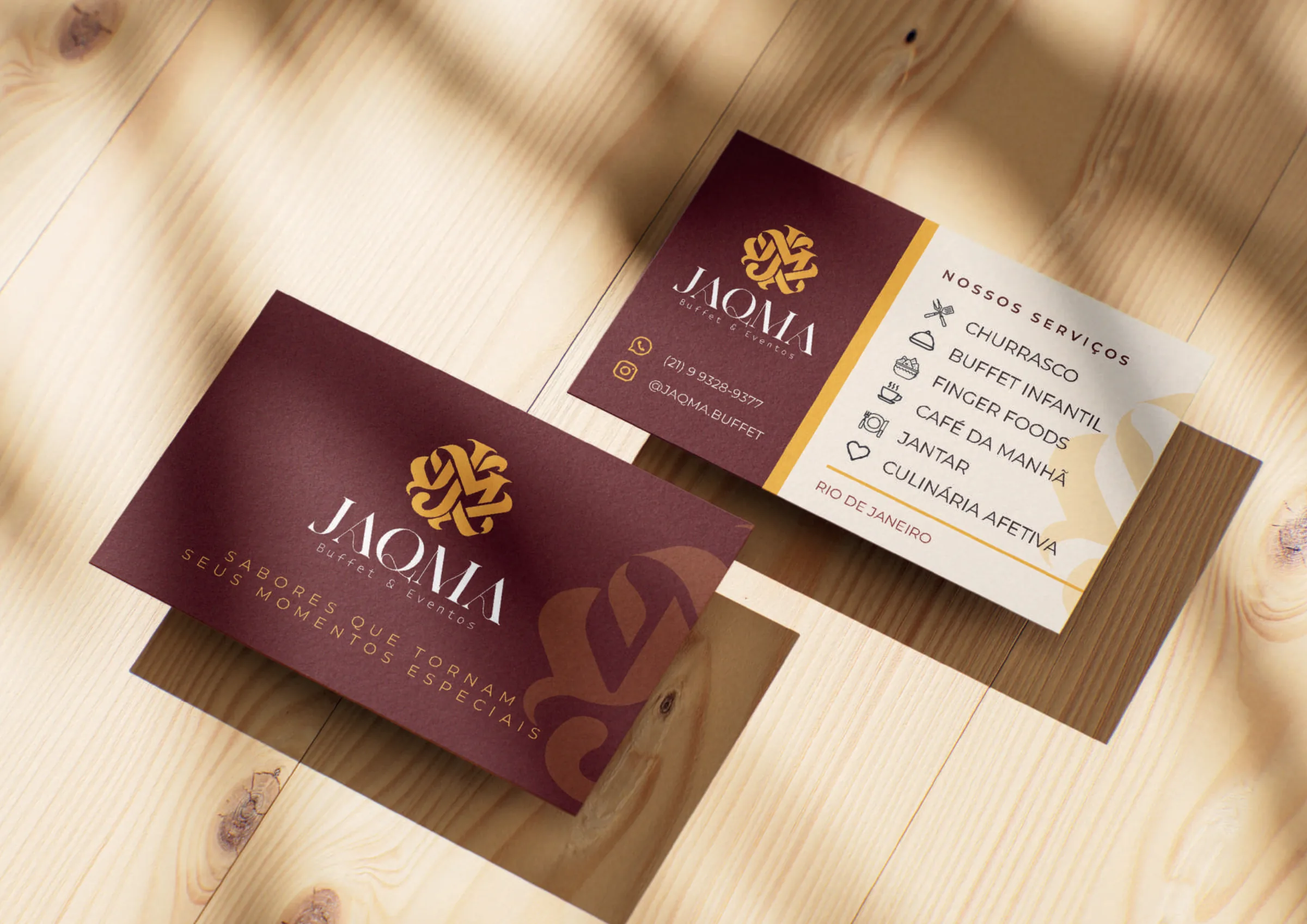 Cartão de visita da JAQMA em bordô e dourado, com a lista de serviços do buffet no verso.