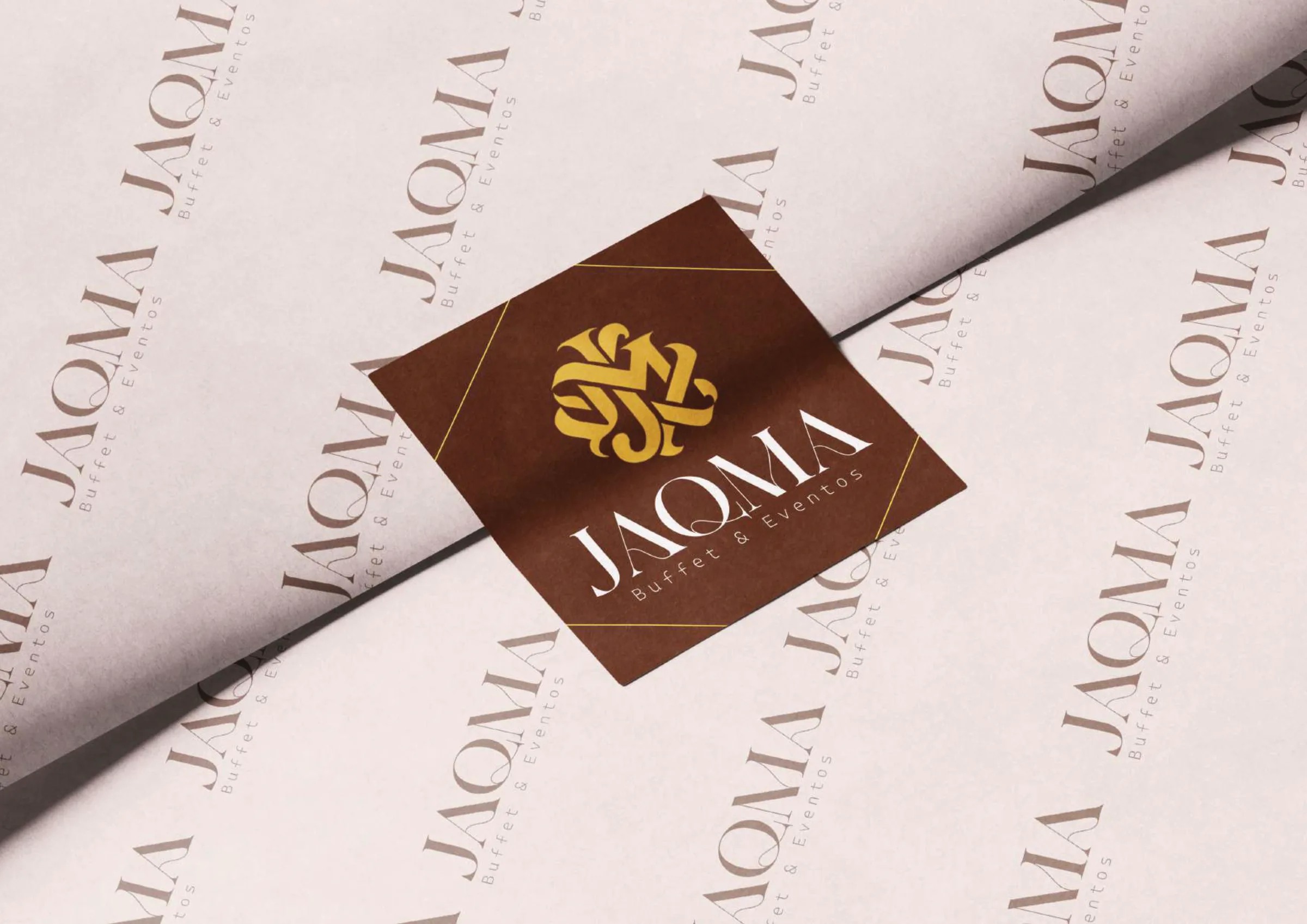 Papel de seda padronizado com a logomarca e selo adesivo marrom com o monograma dourado.