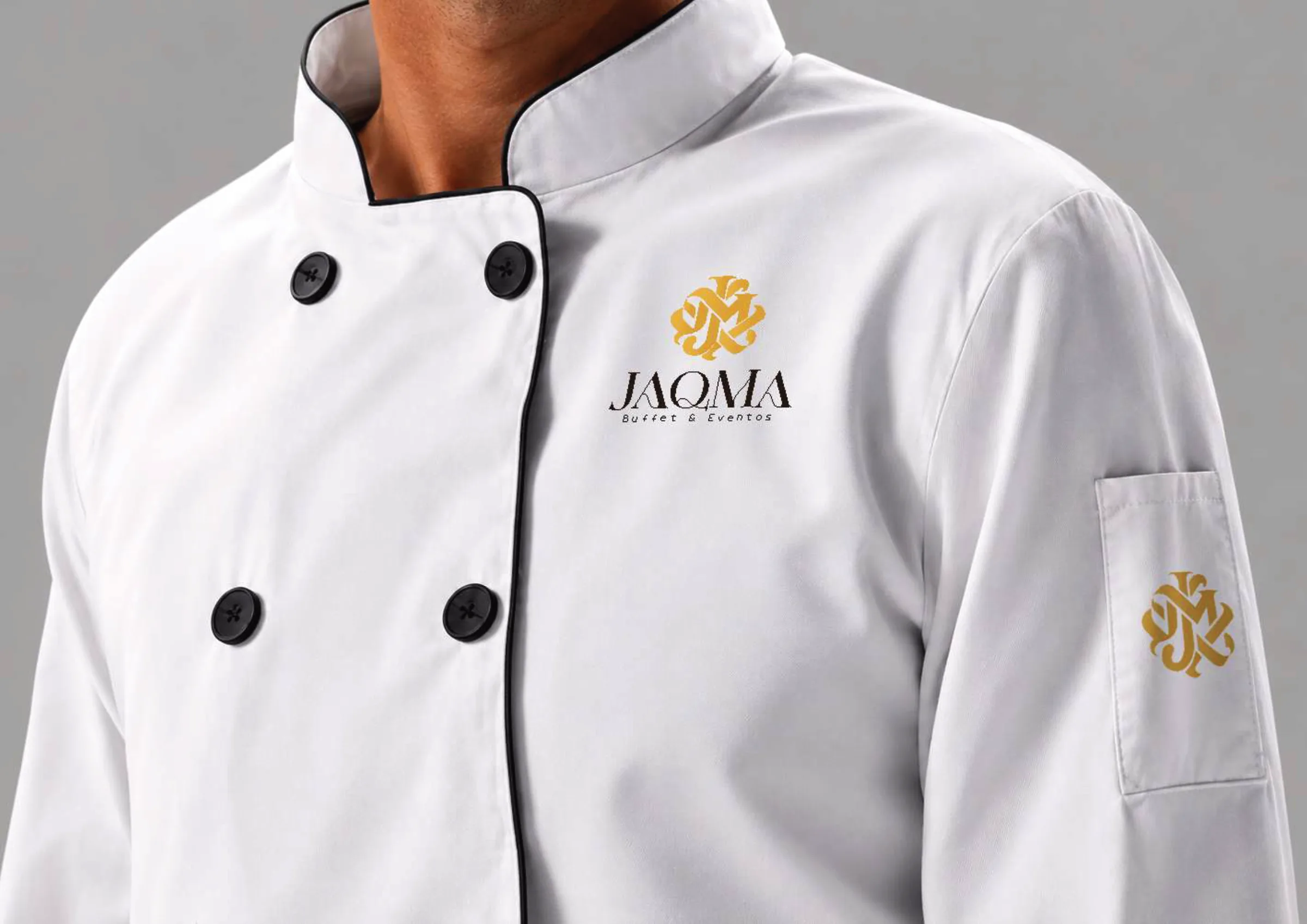 Dólmã de cozinha branco com a assinatura da JAQMA no peito e o monograma na manga.