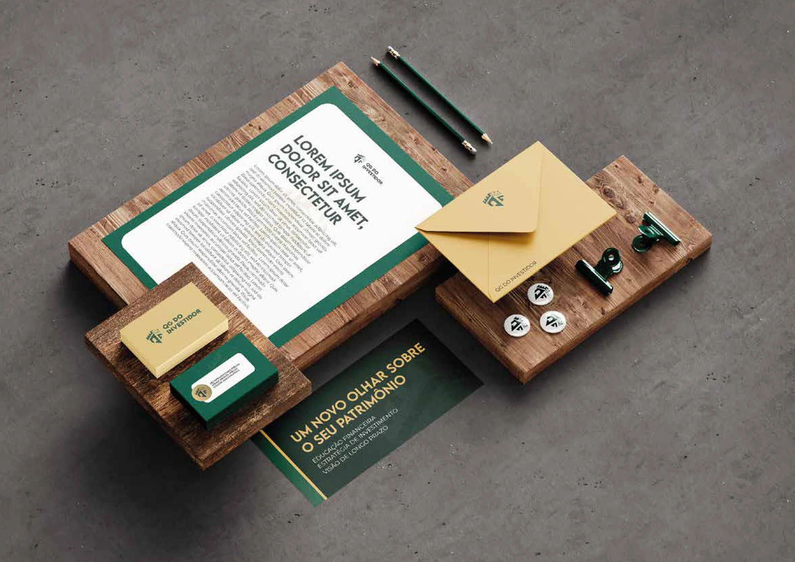 Materiais impressos da marca sobre mesa de trabalho