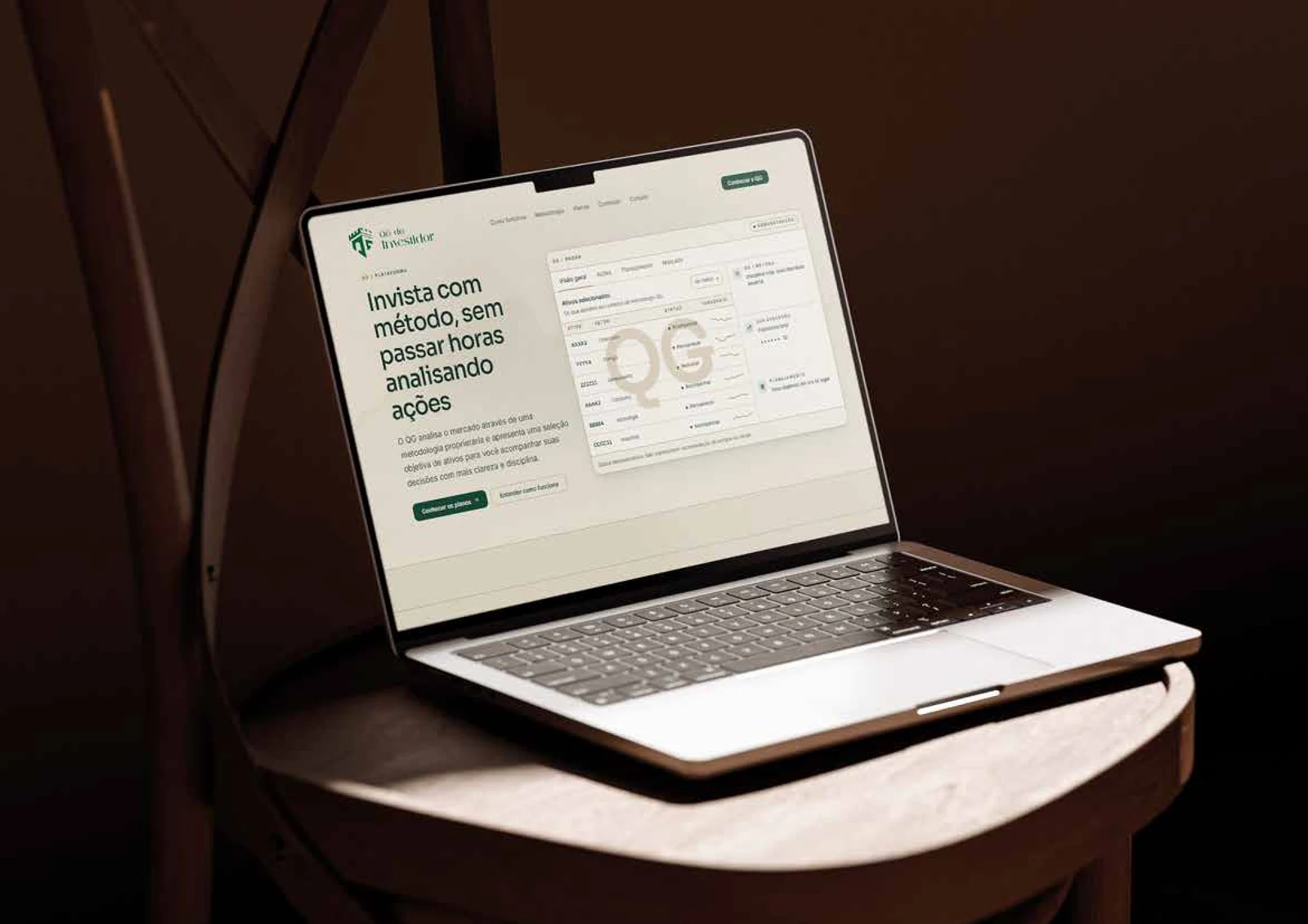 Plataforma digital do QG do Investidor apresentada em notebook