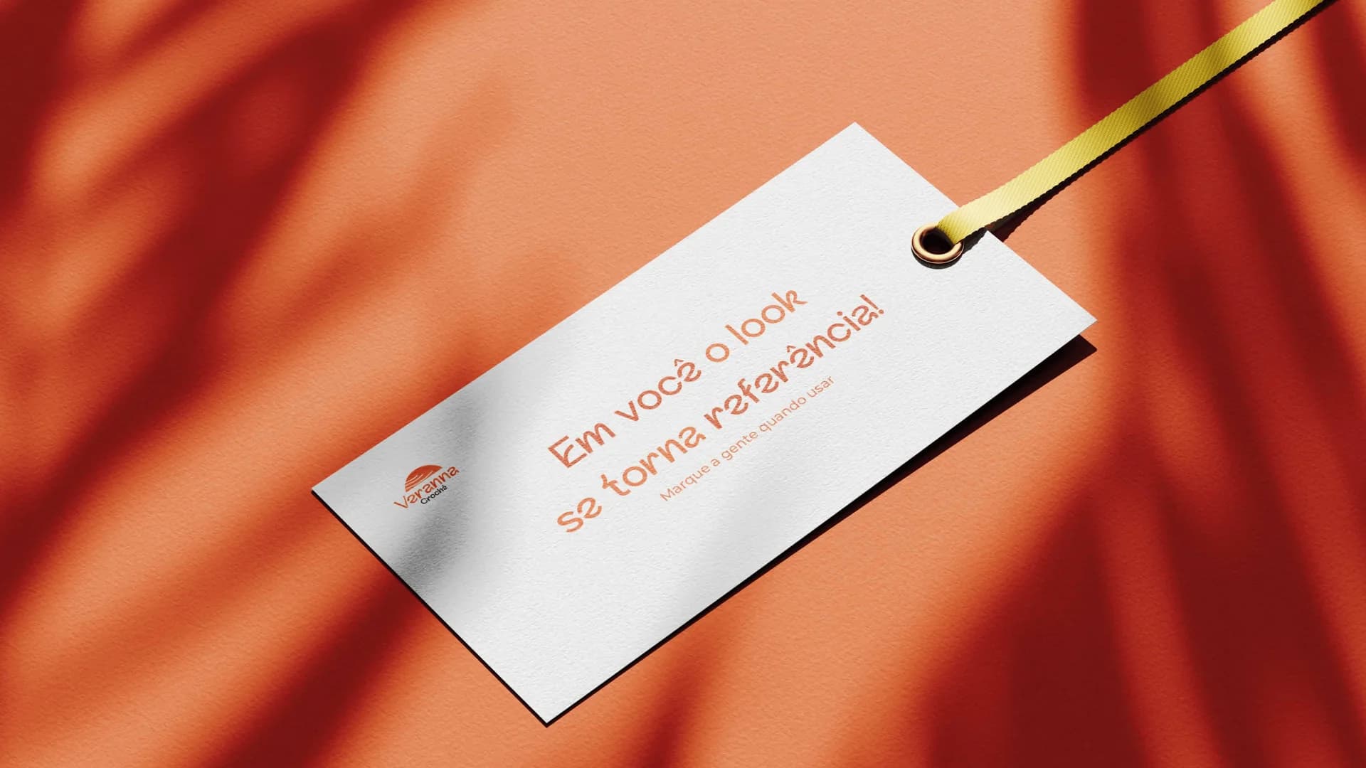 Verso da etiqueta com a frase "Em você o look se torna referência!" e convite para marcar a marca nas redes.
